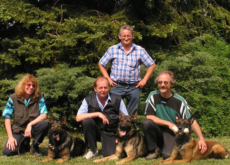 Vereinsmitglieder mit Hunden auf dem Gelände